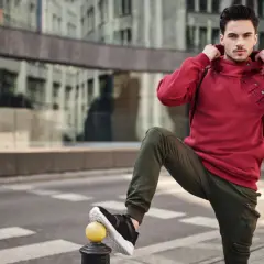 Jak nosić bluzy oversize? Stylowe triki dla każdej sylwetki!