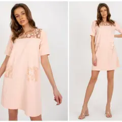 Kombinezon-sukienka: hit na wesele i lato? Porady stylistki