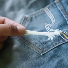 Wosk na bluzie? Usuń go! Żelazko czy zamrażarka sprawdź, jak!