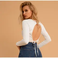 Buty do krótkiego kombinezonu: Jak wydłużyć nogi i zmienić stylizację?