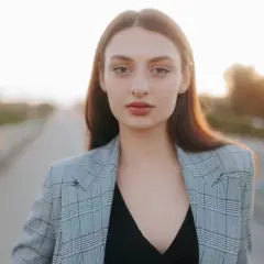 Czarny kombinezon z marynarką: 100+ stylizacji na każdą okazję?