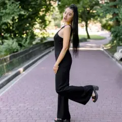 Czarny kombinezon na wesele? Stylowe dodatki, które musisz znać!