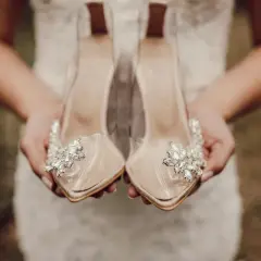 Buty do sukni ecru: Jak dobrać kolor i fason? Porady stylistki