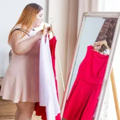 Kombinezon plus size: stylizacje, które wysmuklą i dodadzą pewności