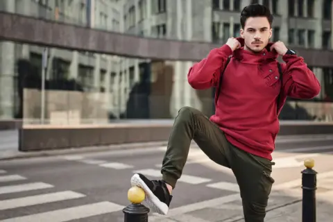 Jak nosić bluzy oversize? Stylowe triki dla każdej sylwetki!