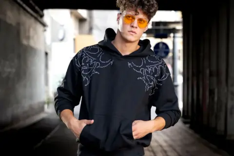 Bluza i polo: Jak łączyć stylowo i uniknąć wpadek?