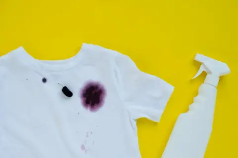 Jak usunąć plamę z atramentu? Szybki ratunek dla Twojej bluzy!