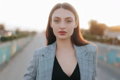 Czarny kombinezon z marynarką: 100+ stylizacji na każdą okazję?