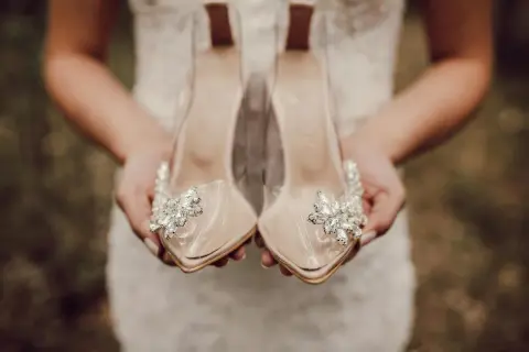 Buty do sukni ecru: Jak dobrać kolor i fason? Porady stylistki