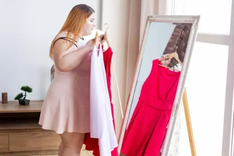 Kombinezon plus size: stylizacje, które wysmuklą i dodadzą pewności