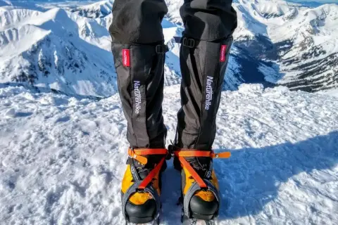 Buty do kombinezonu: Szpilki, płaskie, sneakersy? Wybierz mądrze!