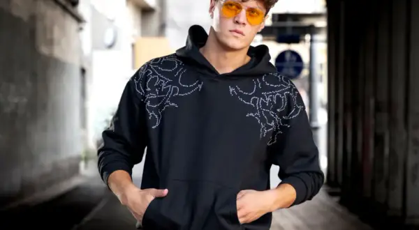 Bluza i polo: Jak łączyć stylowo i uniknąć wpadek?
