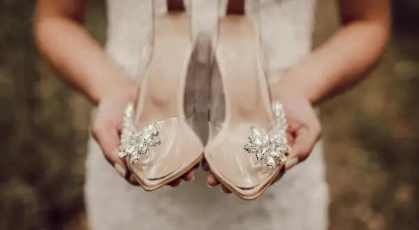 Buty do sukni ecru: Jak dobrać kolor i fason? Porady stylistki