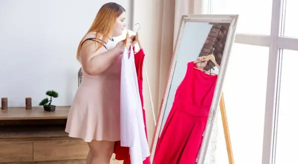 Kombinezon plus size: stylizacje, które wysmuklą i dodadzą pewności