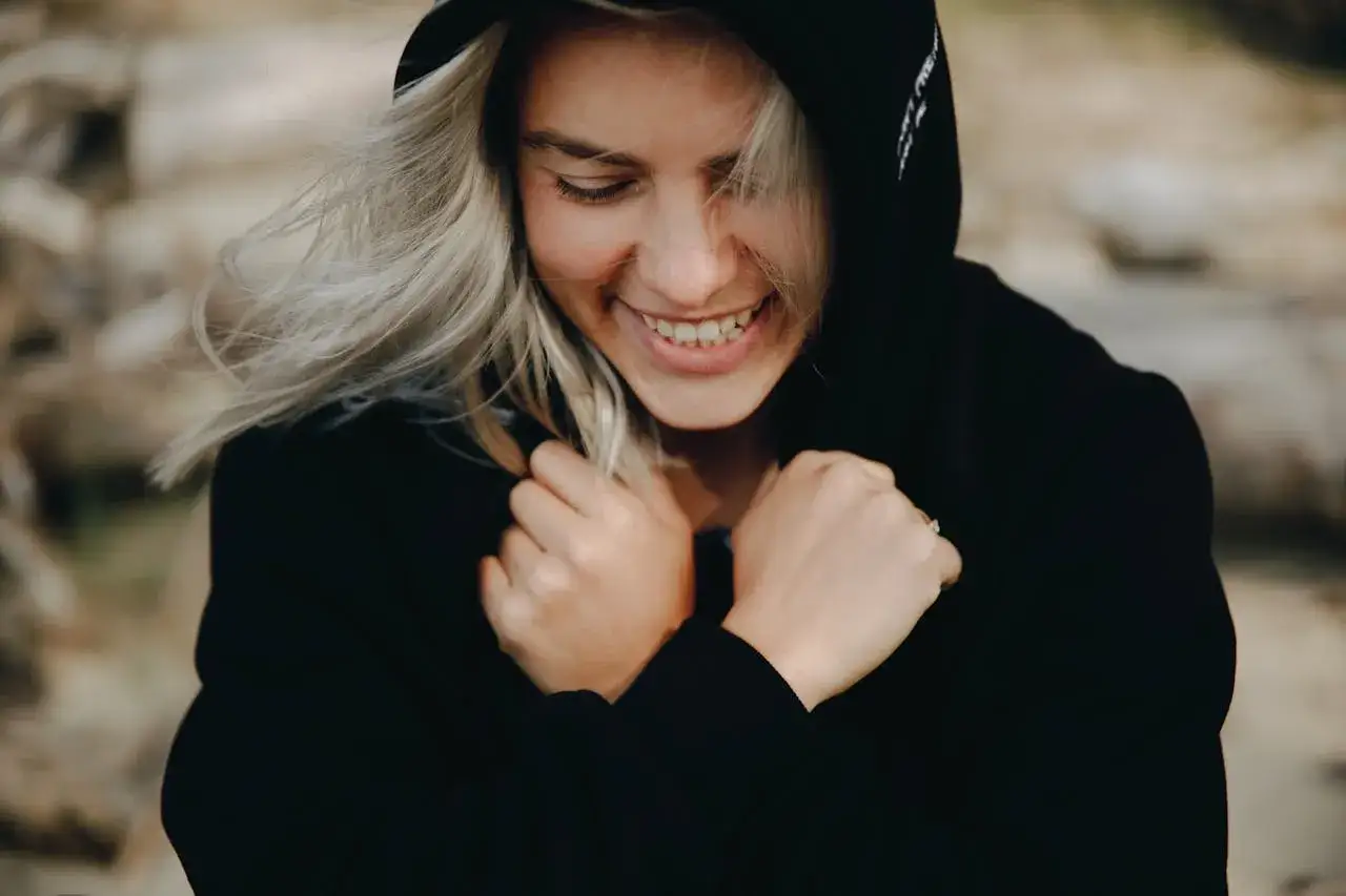 różne sposoby wiązania bluzy stylizacje