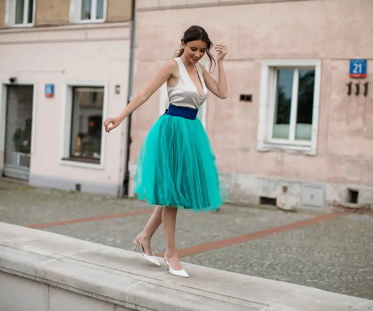 Stylizacje z tiulową spódnicą na wesele, eleganckie przyjęcie