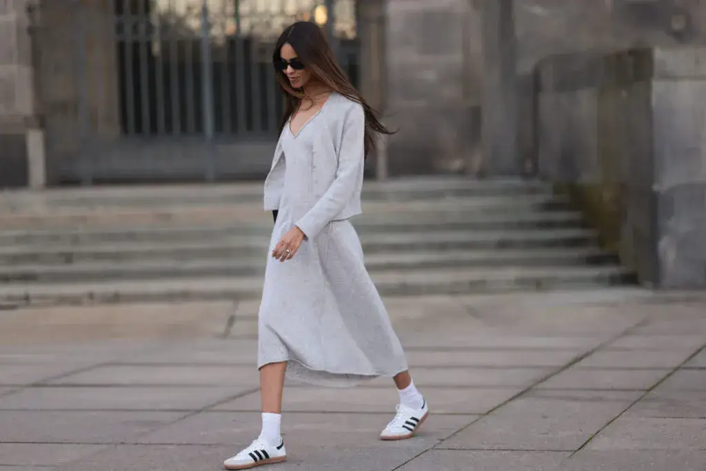 Długa sukienka i sneakersy stylizacje