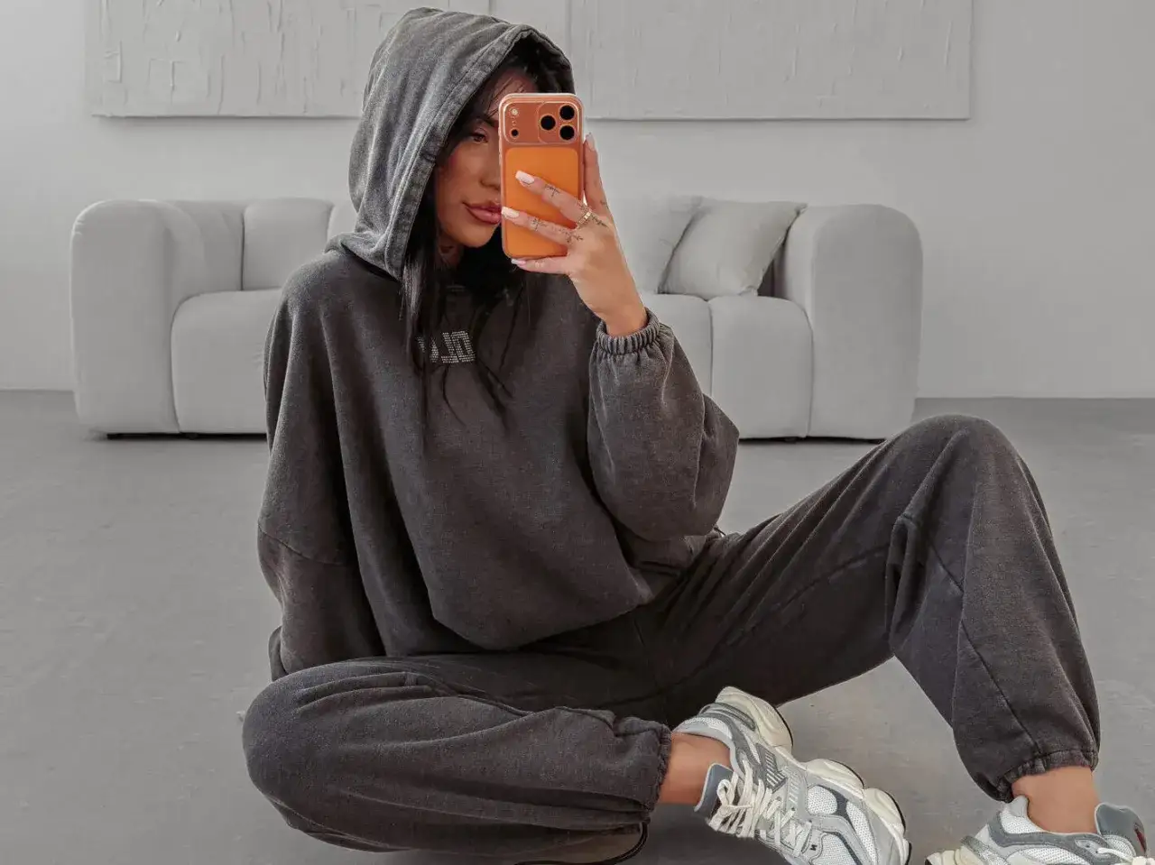 bluza oversize z legginsami i sneakersami