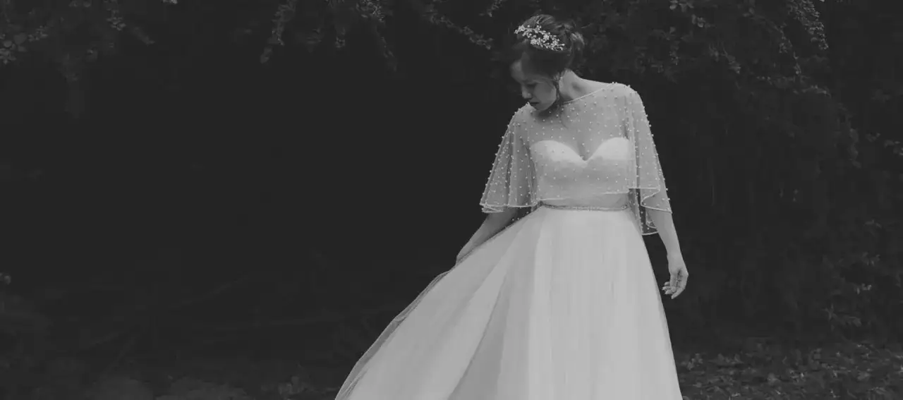 Różne rodzaje bolerek ślubnych i okryć wierzchnich