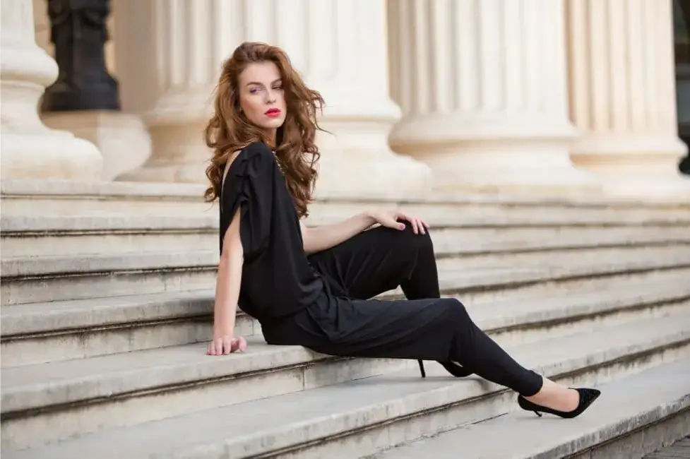 Eleganckie buty do czarnego kombinezonu na wesele