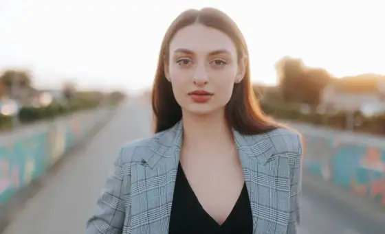 Czarny kombinezon z marynarką: 100+ stylizacji na każdą okazję?