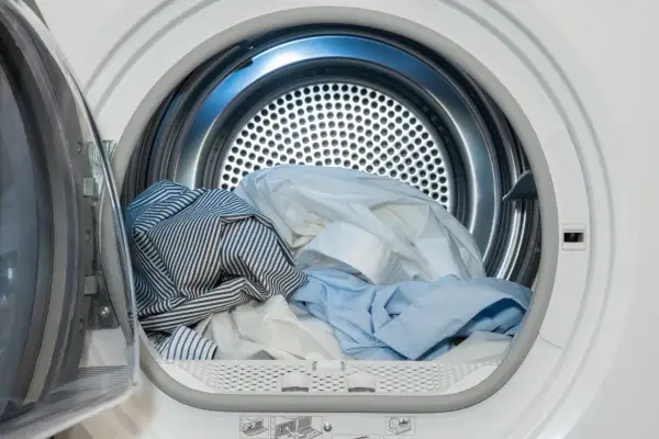Jak składać bluzy z kapturem? Oszczędź miejsce i uniknij zagnieceń